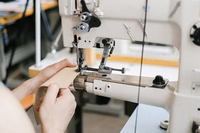 動作中の縫製：製袋ツールと機器の必需品